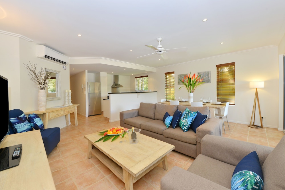 Cayman Villas Port Douglas 6/16