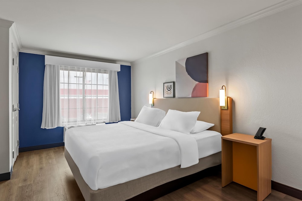 ROOM, KING BED, SOFA