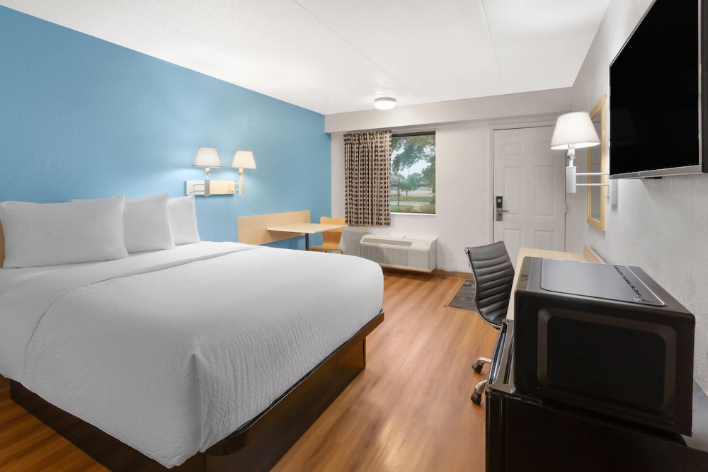 Travelodge by Wyndham Madison Heights MI 24/41