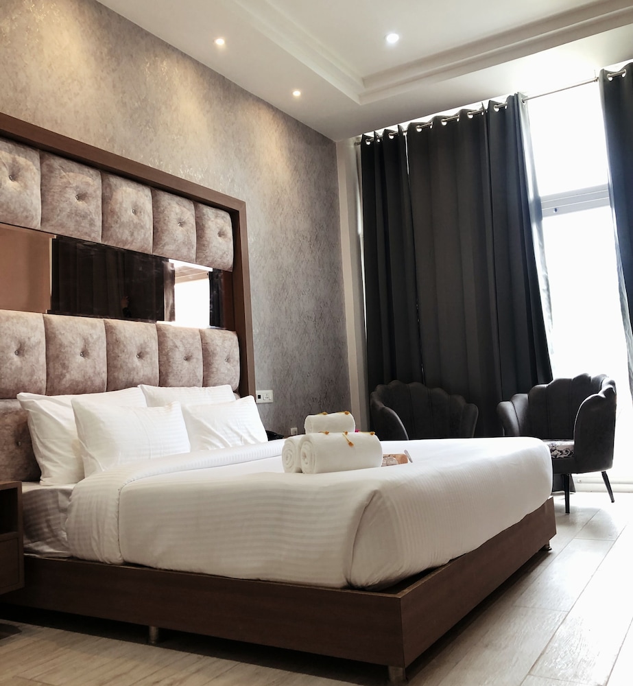 SPT Clarks Inn Suite Mandi 6/22