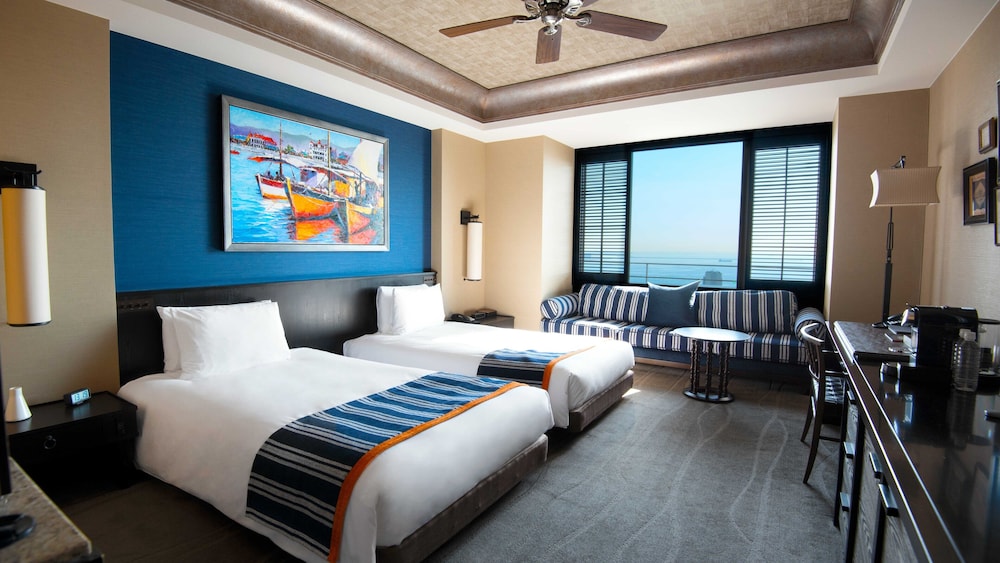 CLUB, TWIN BEDS, HARBOUR VIEW, CLUB LOUNGE ACCESS