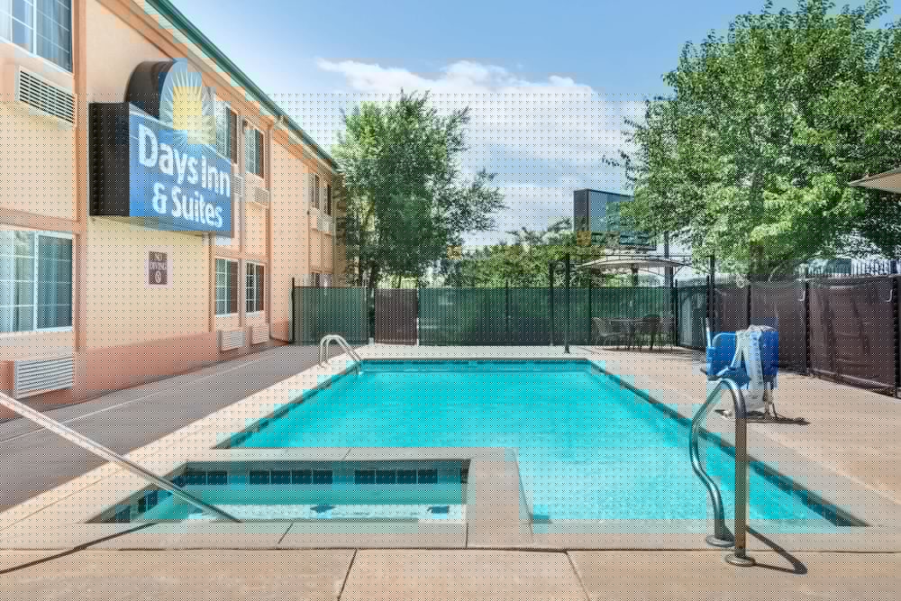 Days Inn & Suites By Wyndham Wichita 11/18