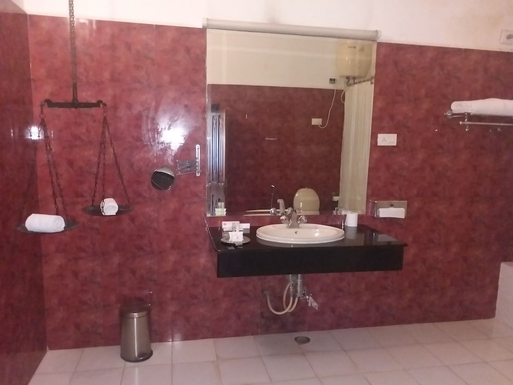 Jayamahal Palace Hotel 66/68