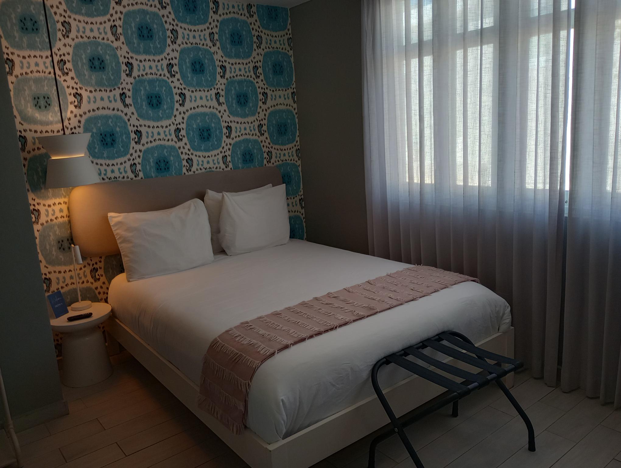 Petite, Queen Bed