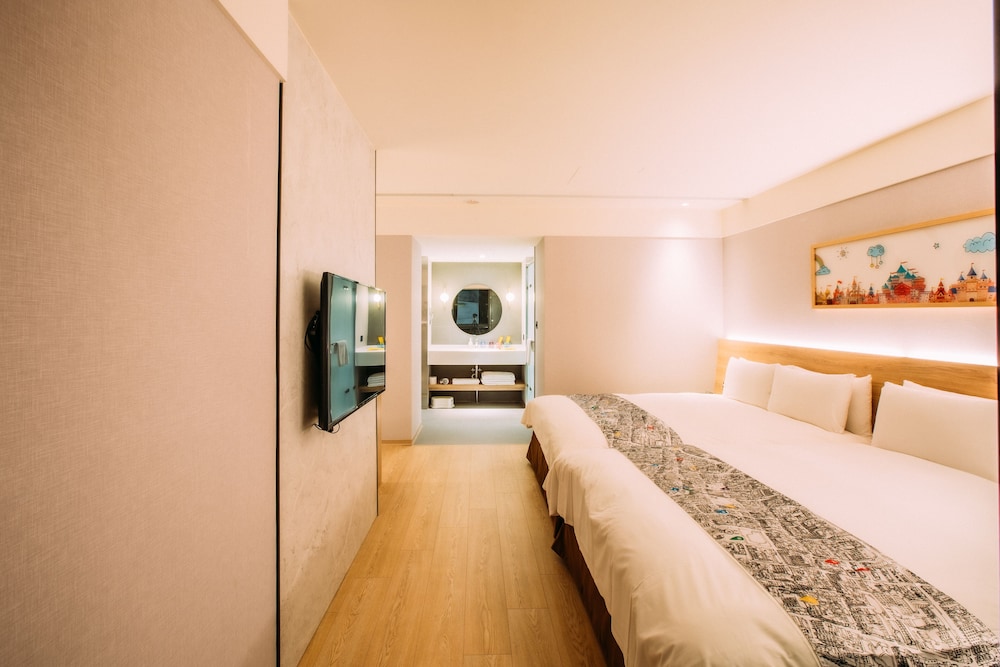 SUPERIOR, QUADRUPLE, 2 DOUBLE BEDS, BATHTUB
