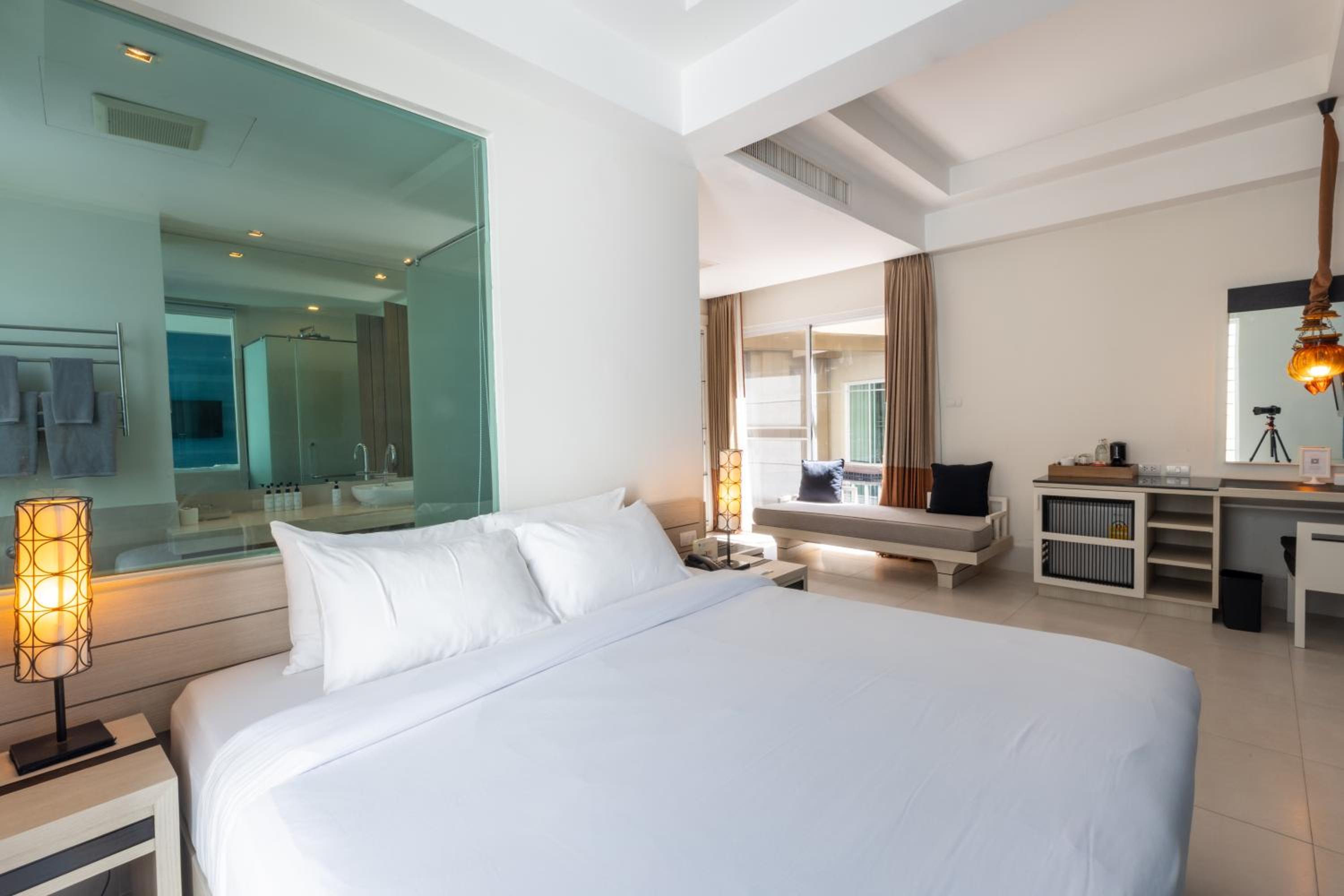 Mini, Suite, Queen Bed, Pool Access