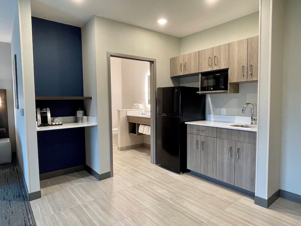 Holiday Inn Express & Suites Ft. Smith Airport, an IHG Hotel 14/75