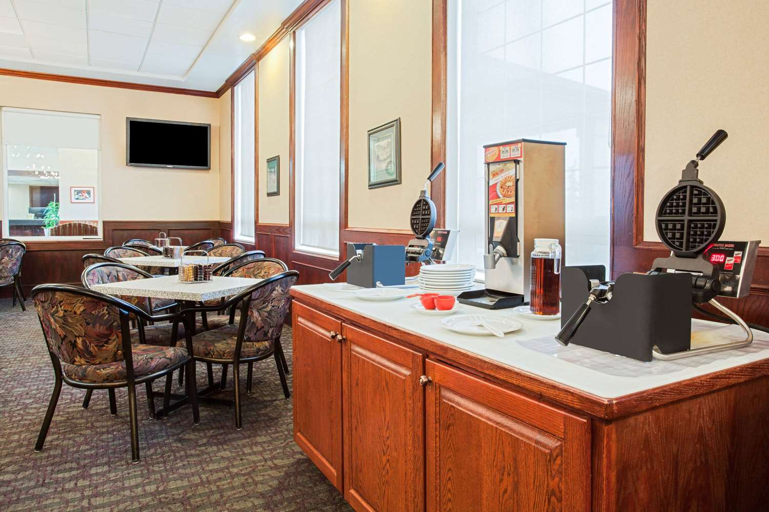 Ramada by Wyndham Red Deer Hotel & Suites 32/36
