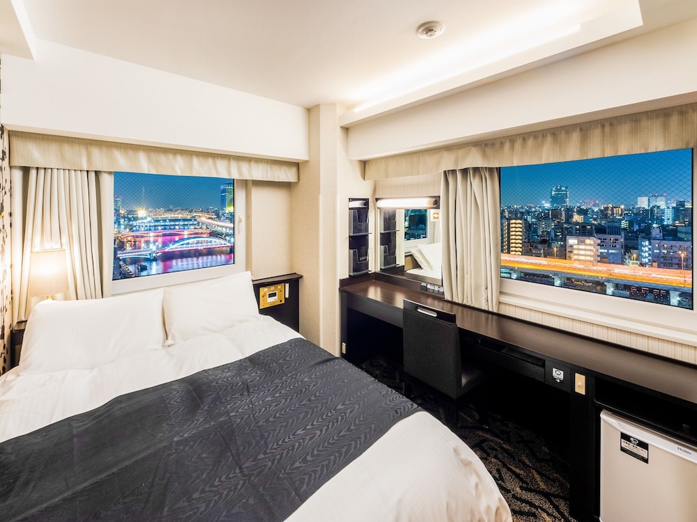 ROOM, WITH VIEW, CORNER