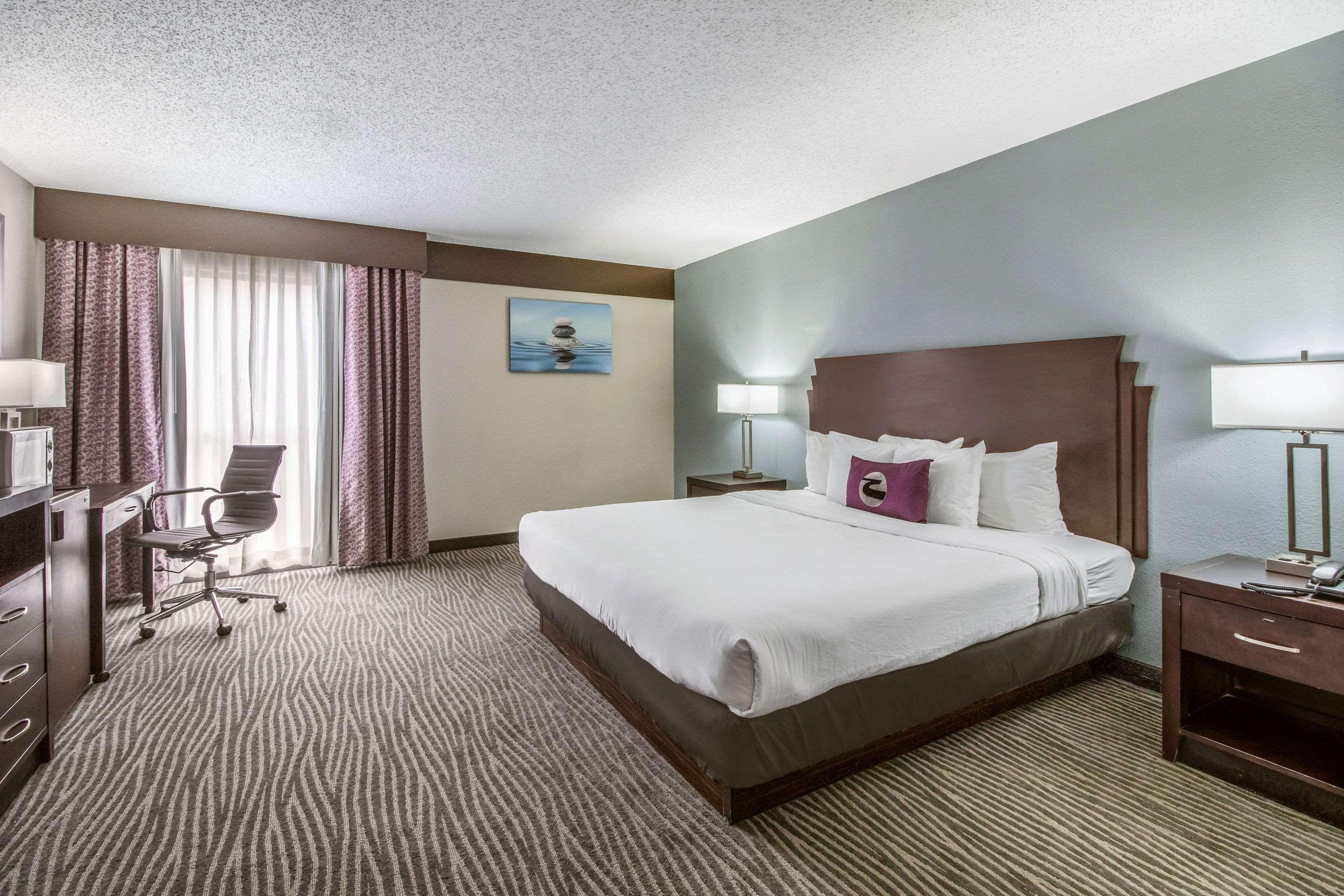 SUITE, KING BED
