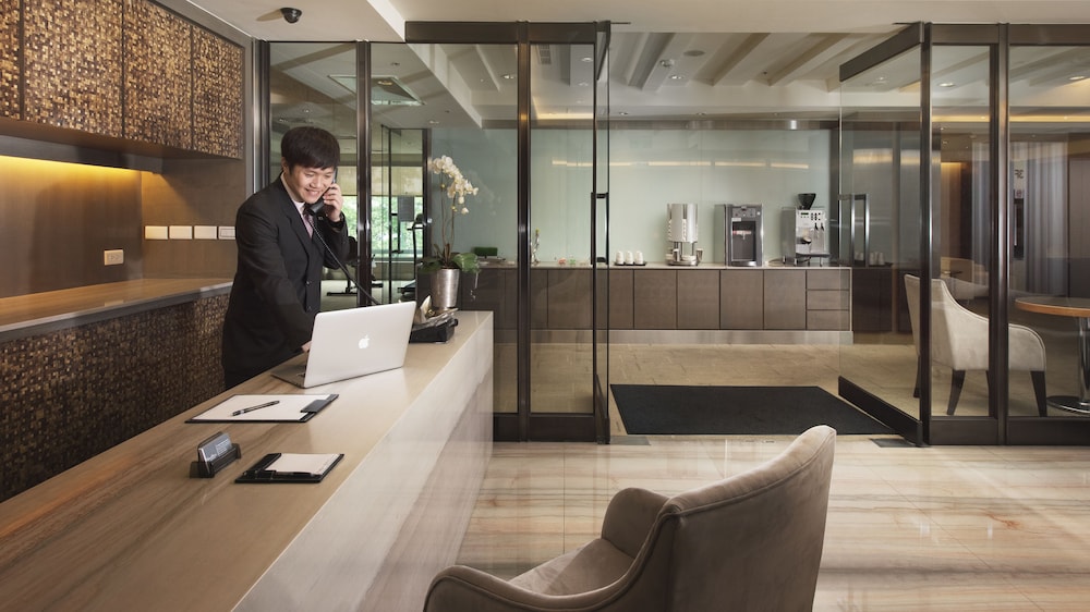 Urban Hotel 33 6/69