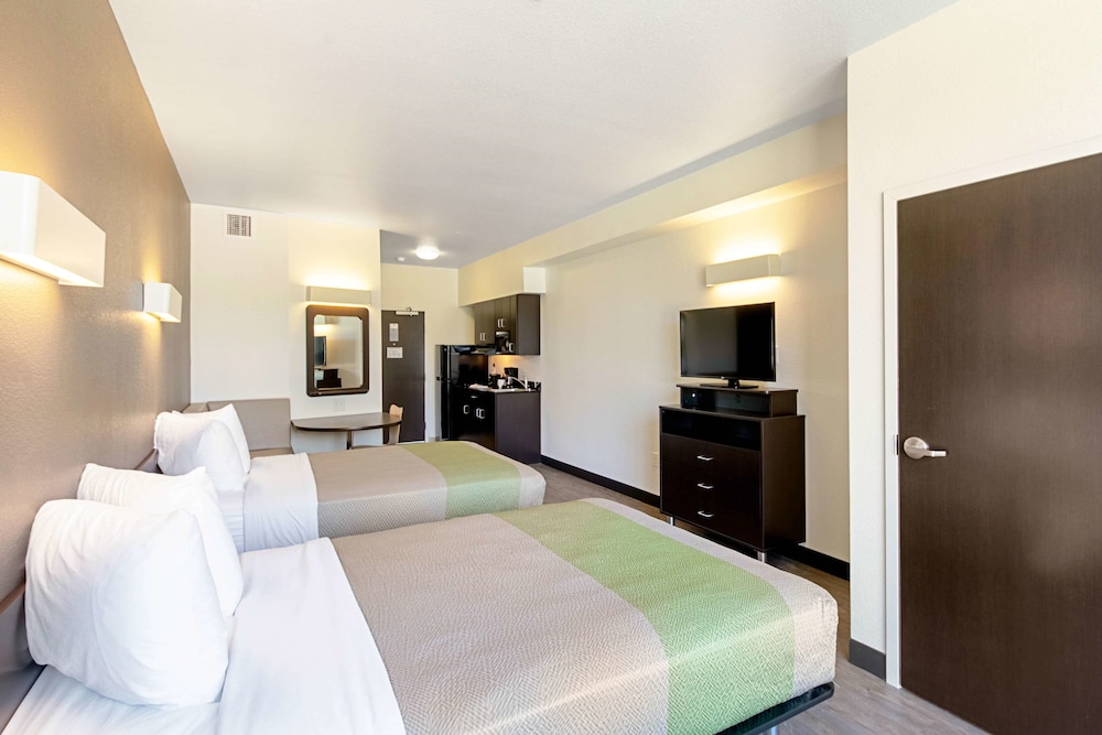 DELUXE, KING BED