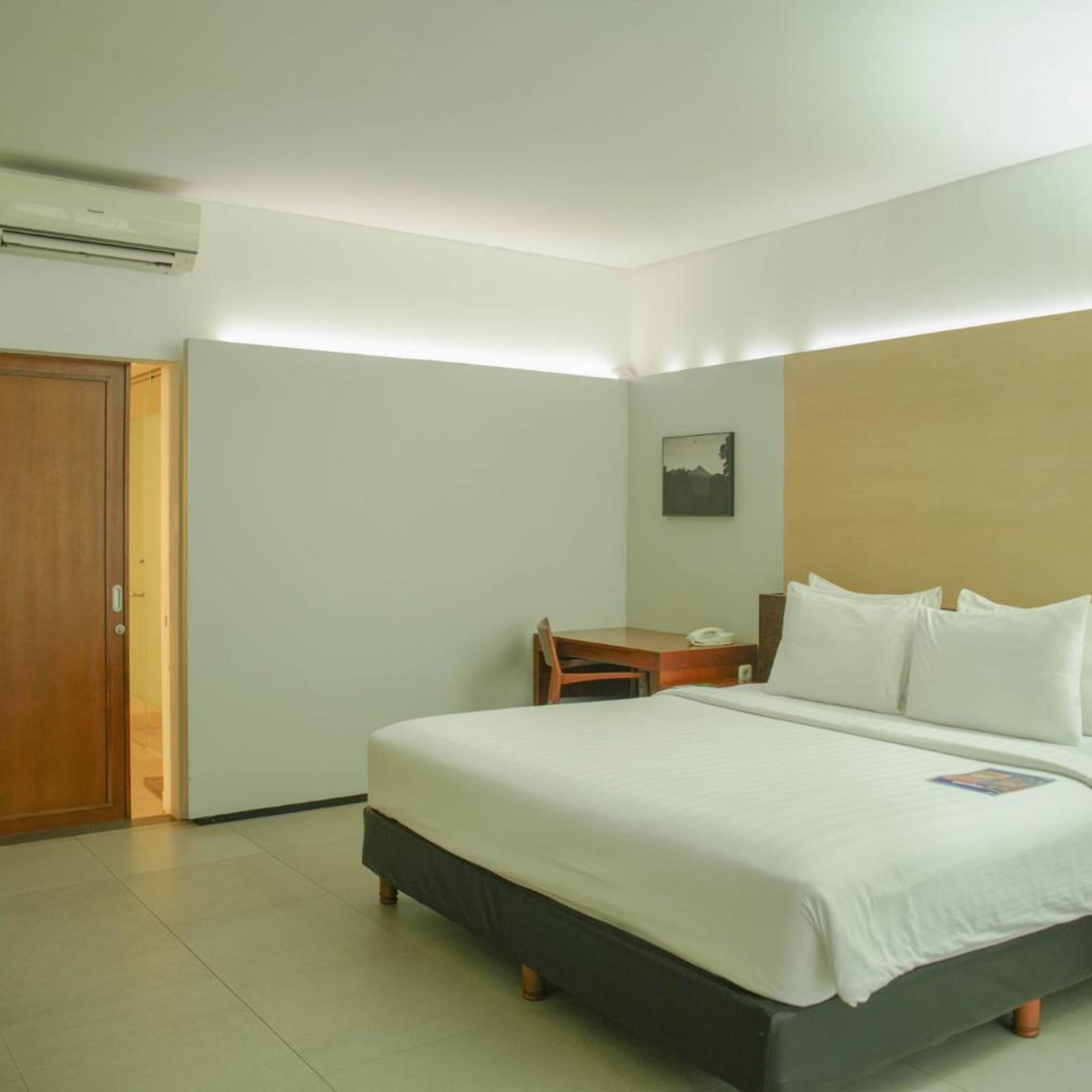 DELUXE, DOUBLE OR TWIN BED, POOL ACCESS