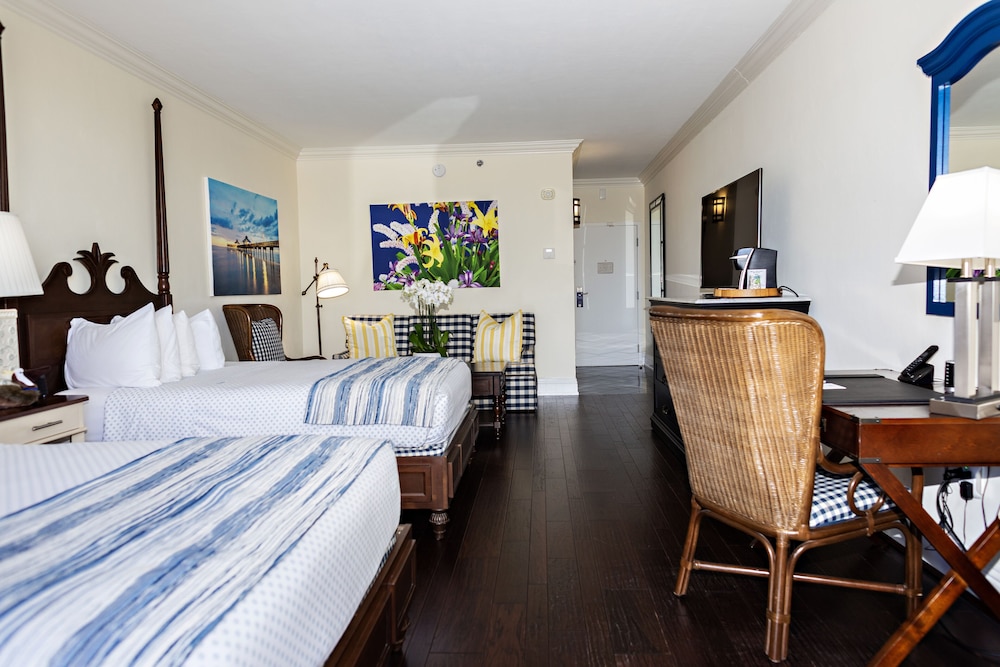DELUXE, 2 DOUBLE BEDS, CITY VIEW