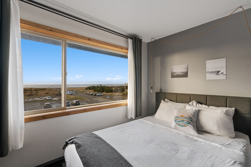 Adrift Hotel 14/50