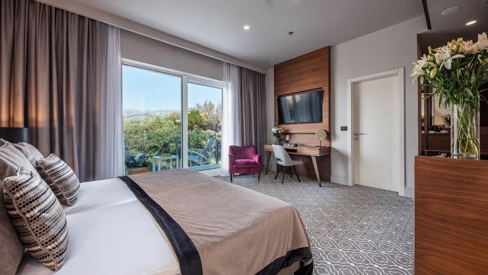 1 BEDROOM, LUXURY, TRIPLE