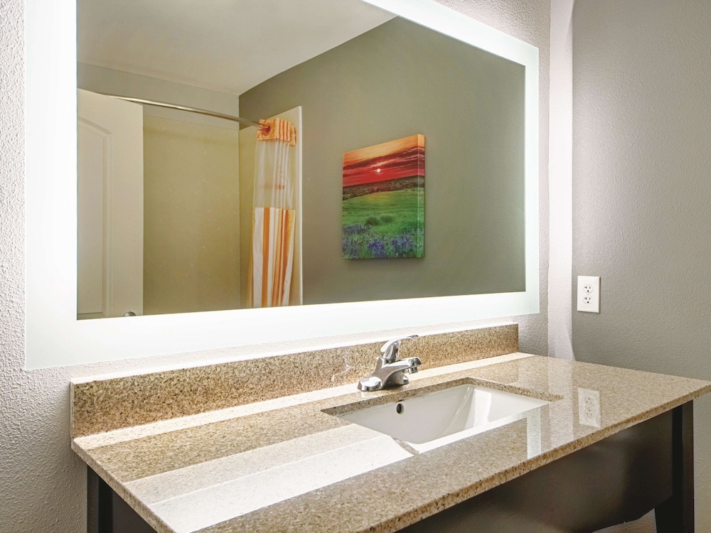 La Quinta Inn & Suites by Wyndham McKinney 7/45