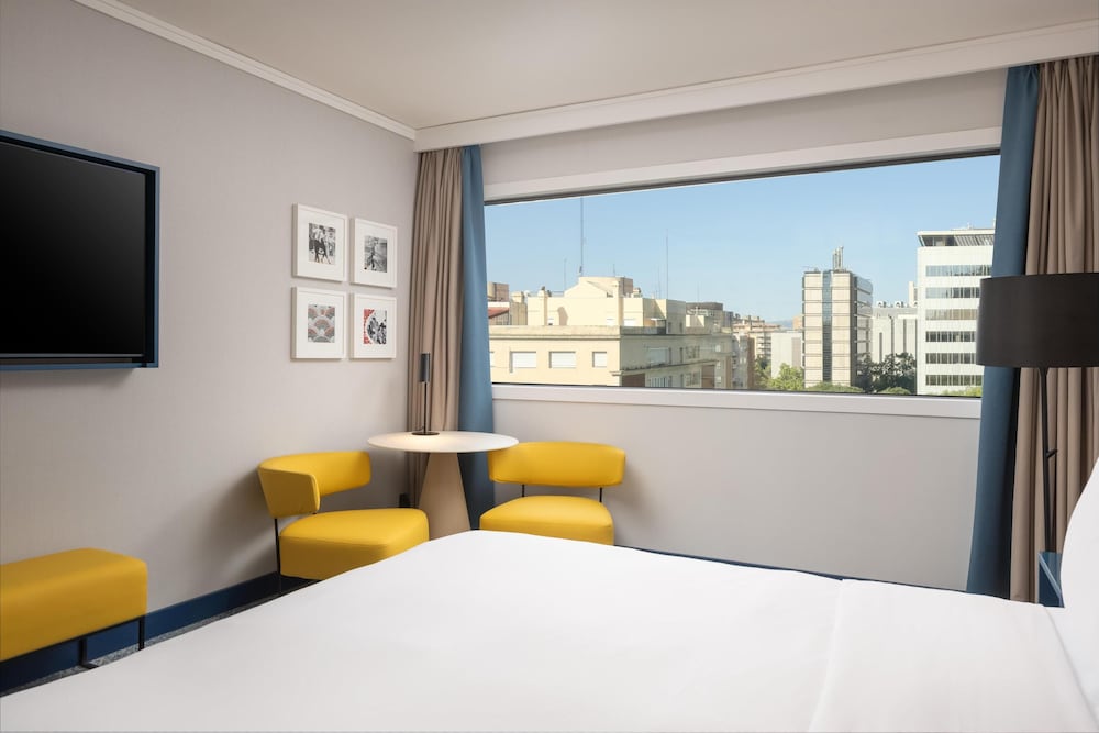 ROOM, KING BED