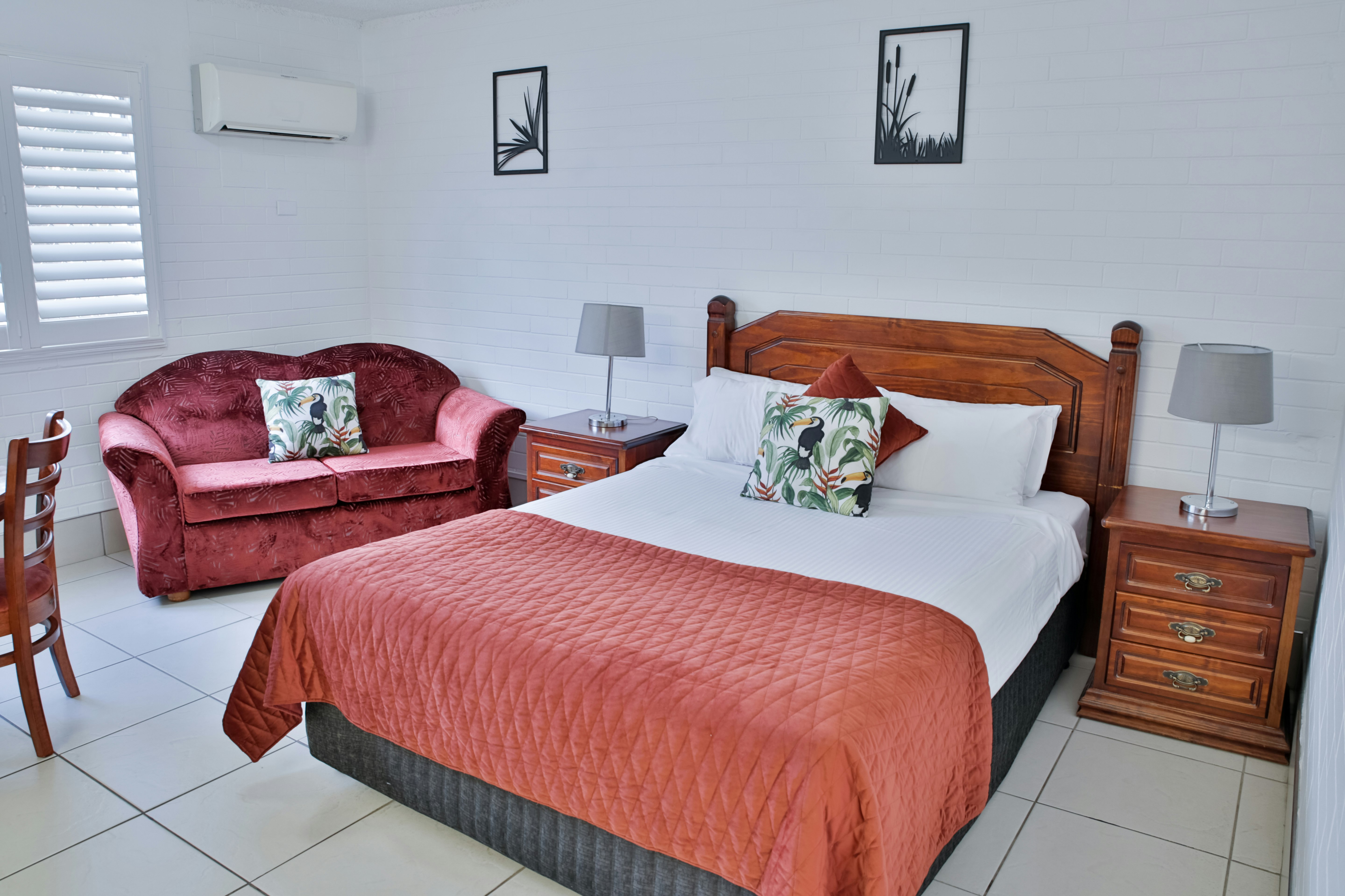 ROOM, QUEEN BED