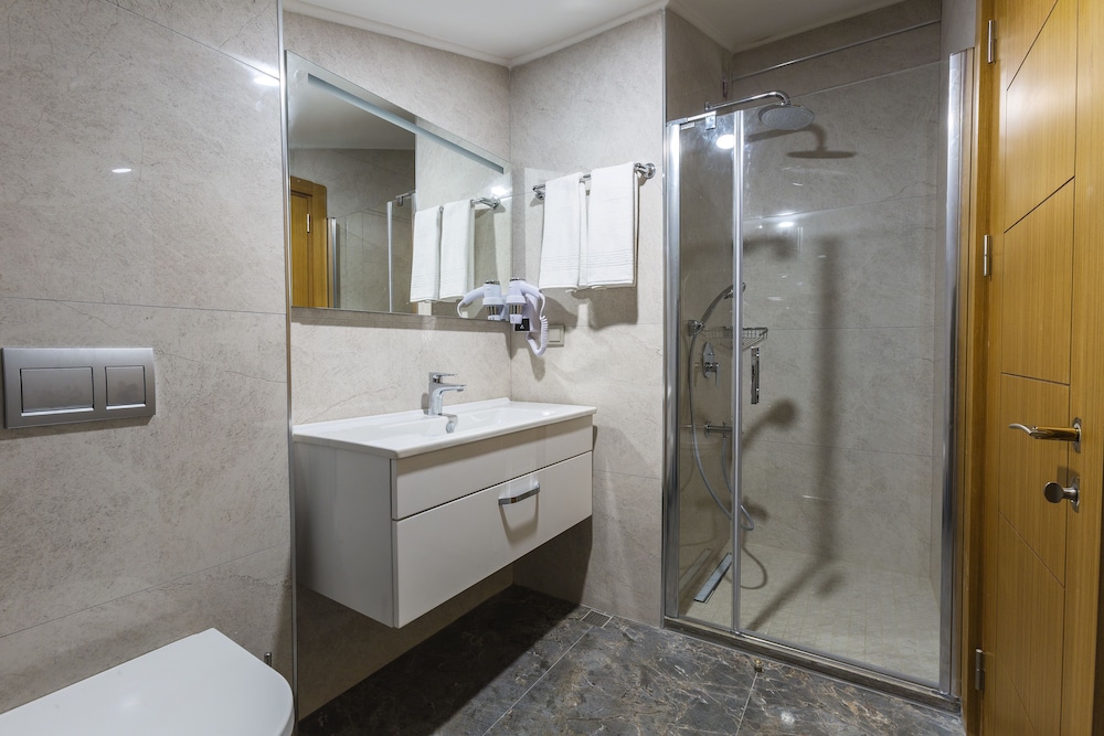 Obelisk Hotel & Suites 57/63