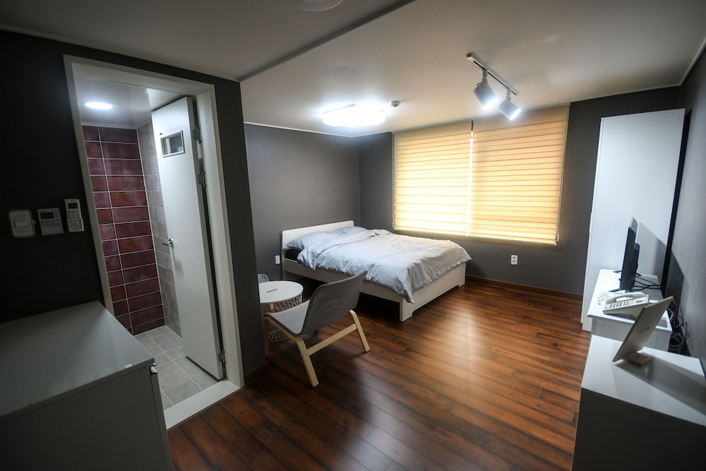 Bluehum Guesthouse - Hostel 7/16