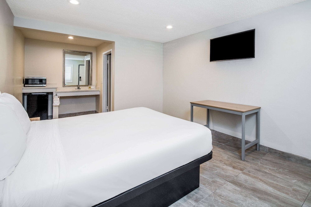 Super 8 by Wyndham Bakersfield CA 8/48