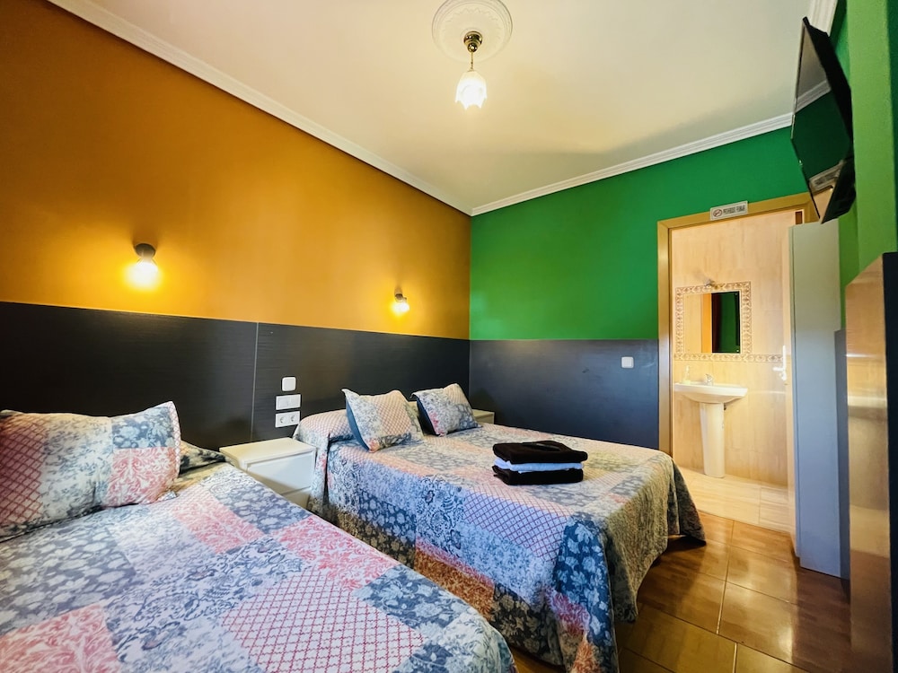 ROOM, TRIPLE, PRIVATE BATHROOM