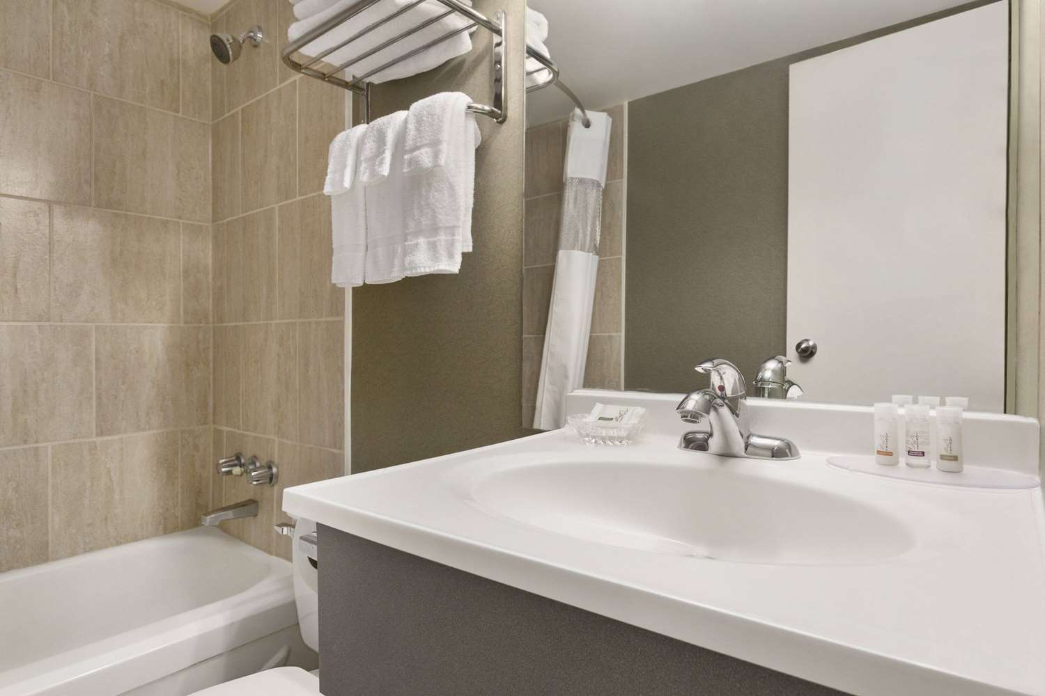 Days Inn by Wyndham Fallsview 38/41