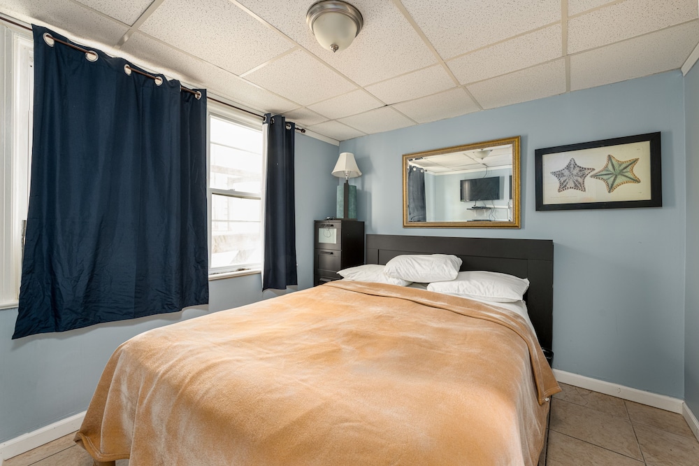 Boardwalk Hotel Charlee Beach House Rentals 11/50