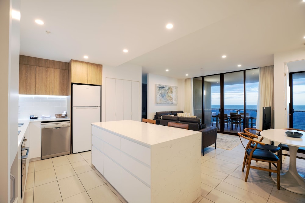 Iconic Kirra Beach Resort 12/72