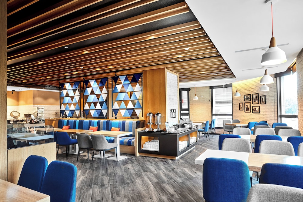 Holiday Inn Express Kaohsiung Love River 37/49