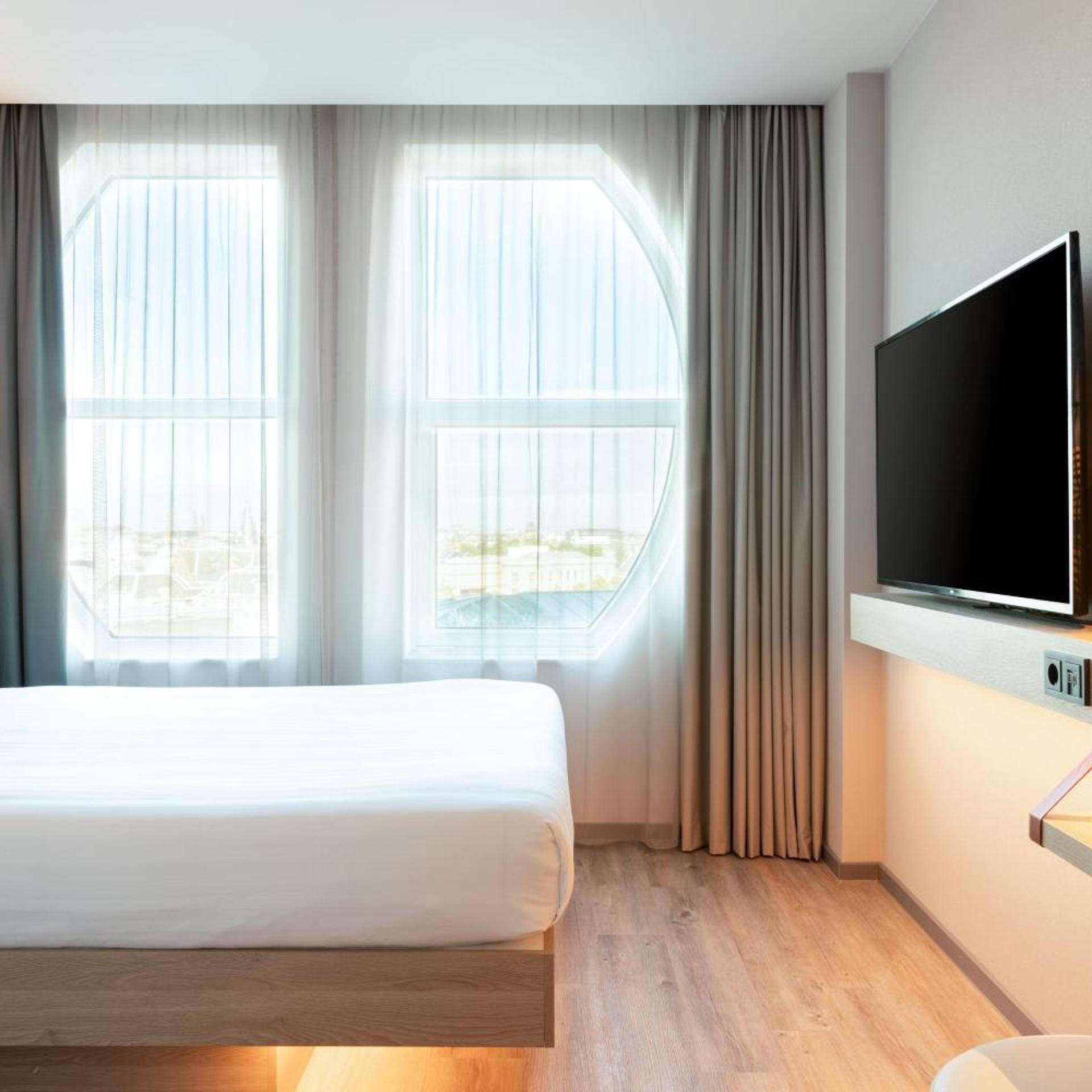 Moxy, Queen Bed, City View