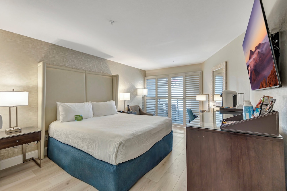SUPERIOR, KING BED, COURTYARD VIEW, BALCONY