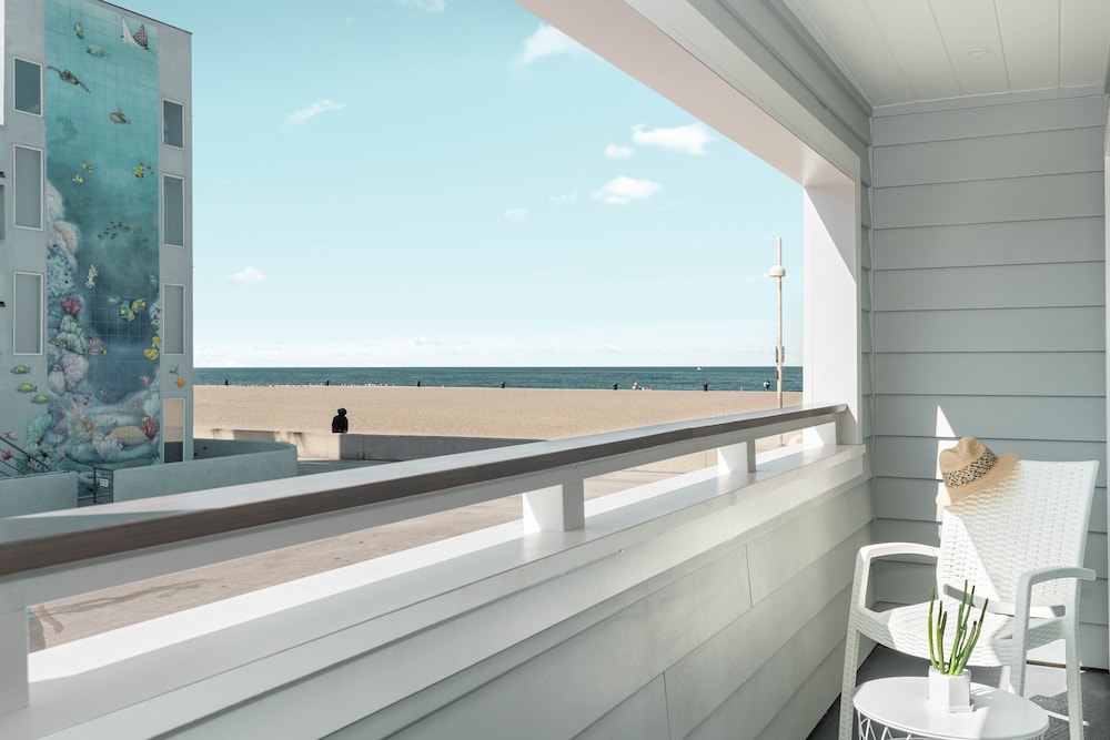 غرفة بسرير كينج بإطلالة على البحر بشرفة، Sea Sprite Hotel 8/8