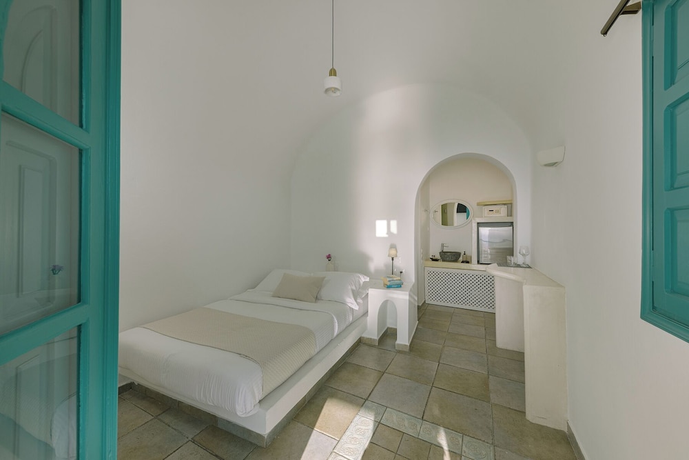 STUDIO, DOUBLE BED, CALDERA VIEW, NO BALCONY