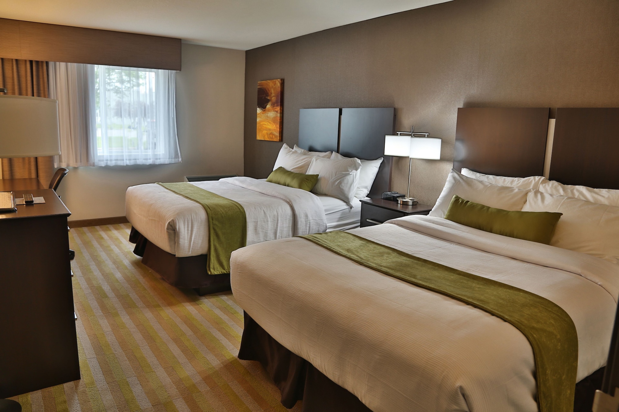 2 Bedrooms, Suite, 3 Beds, Pool Side