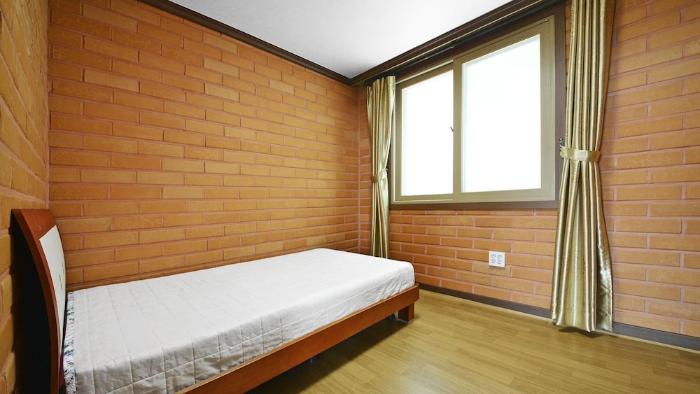 Yeosu Hwangto Pension 14/50