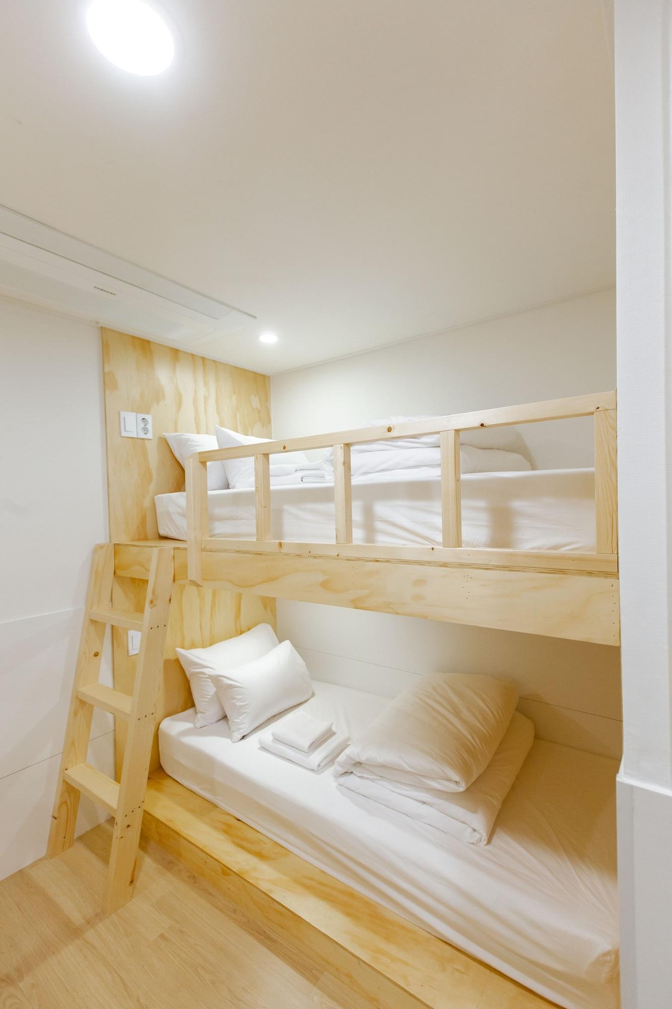 Male Dorm, 4 People, No Window