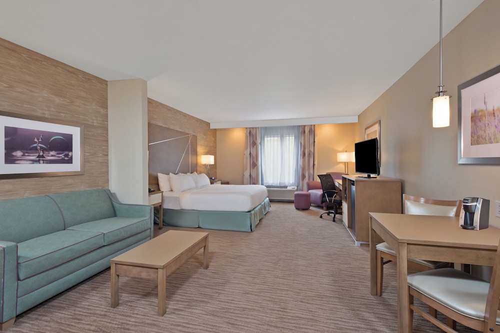 Holiday Inn Express & Suites Harrisburg S - New Cumberland 55/72