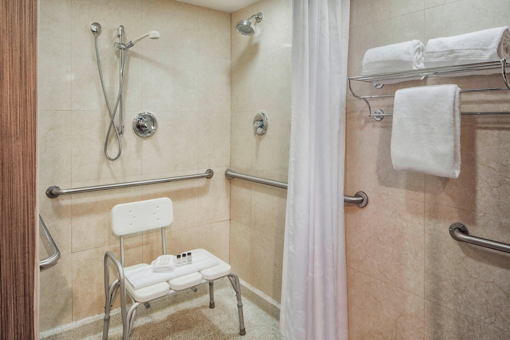 غرفة تقليدية بسرير كينج، Sheraton Philadelphia University City 7/10