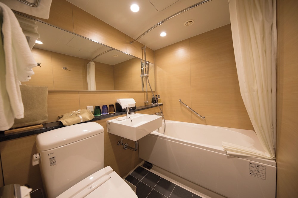 EAST, DELUXE, TWIN BEDS