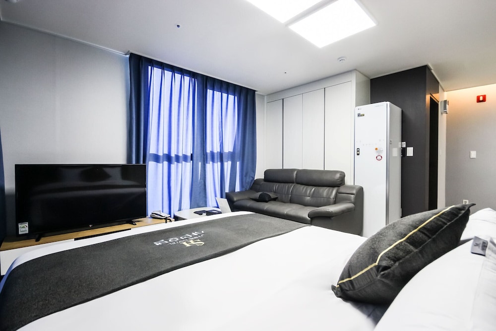 Shine Hotel 49/50