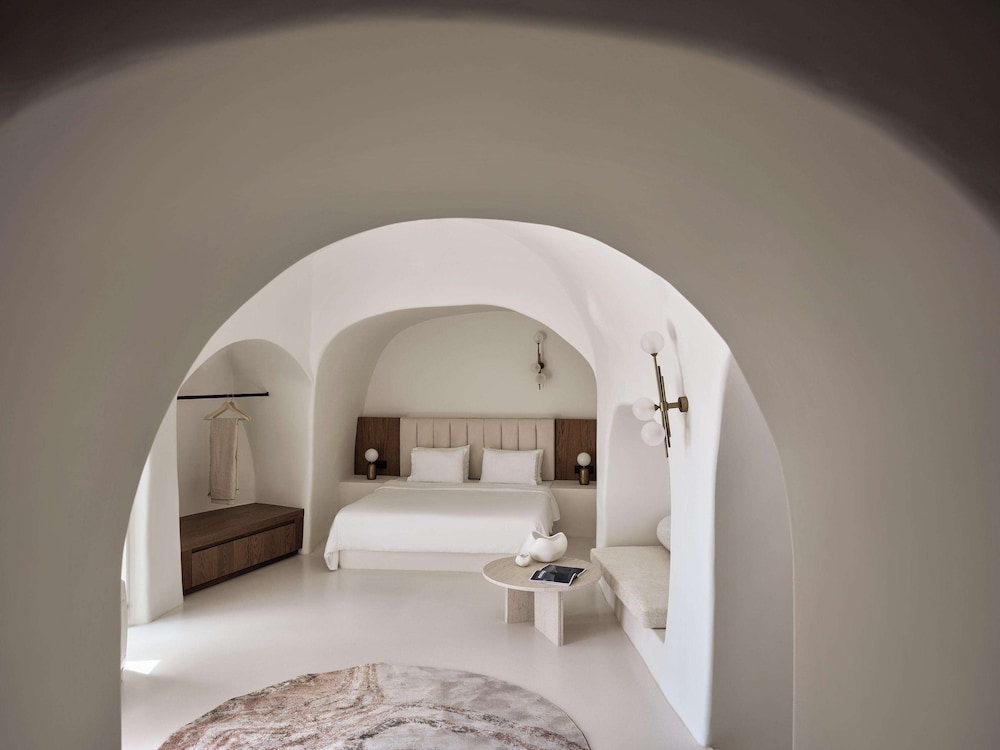 Cave, Pool, Suite, King Bed