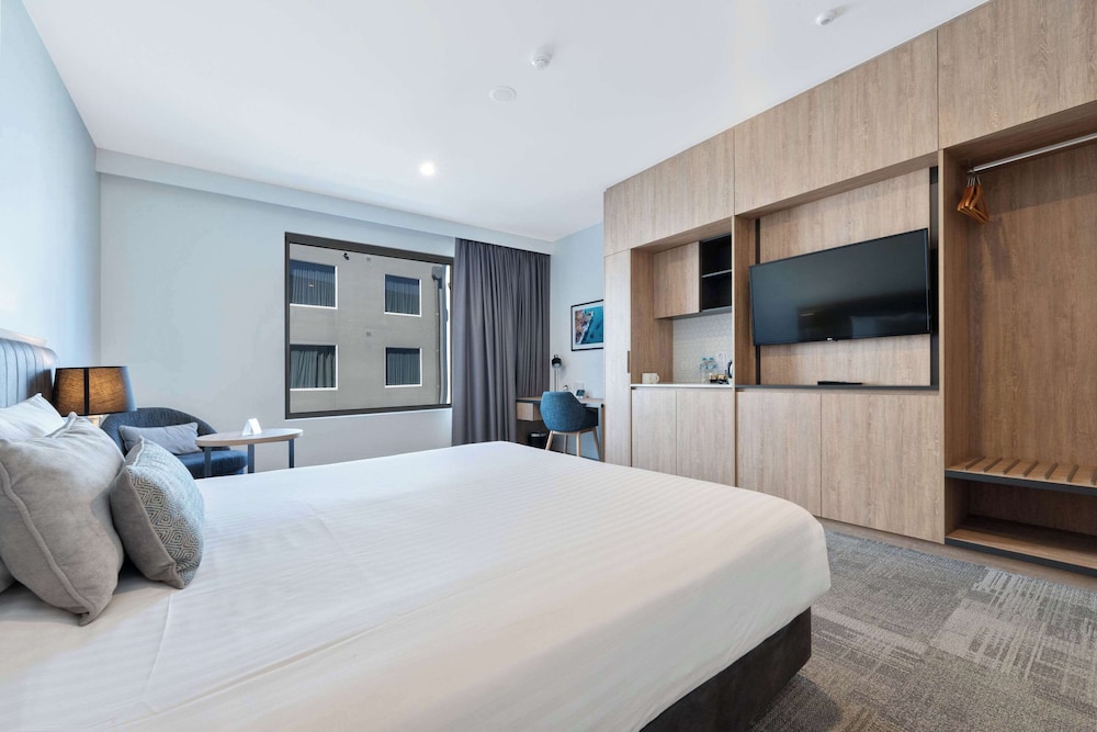 SUPERIOR, KING BED, ACCESSIBLE