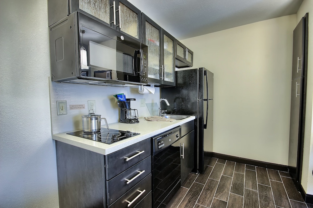 CANDLEWOOD SUITES COLUMBUS - GROVE CITY 32/40