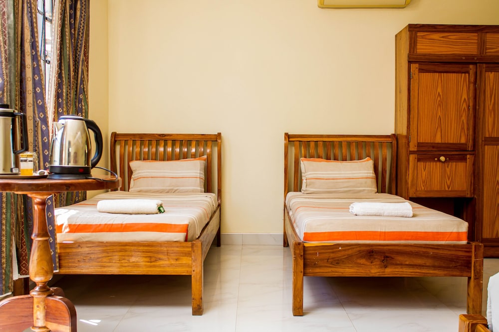 ROOM, TWIN BEDS, SHARED BATHROOM