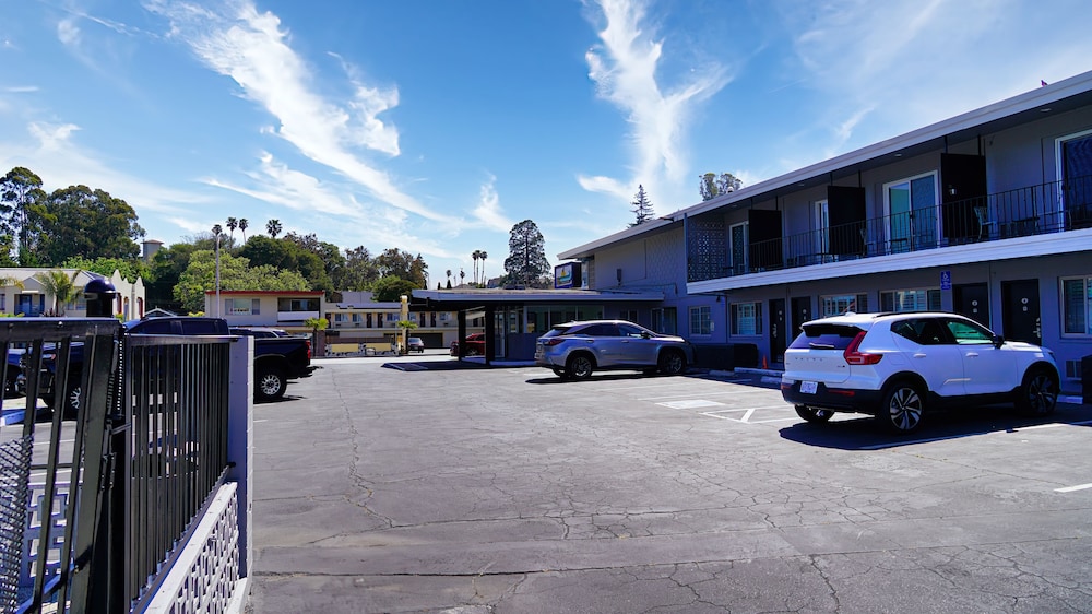 Seaside Inn & Suites 33/43