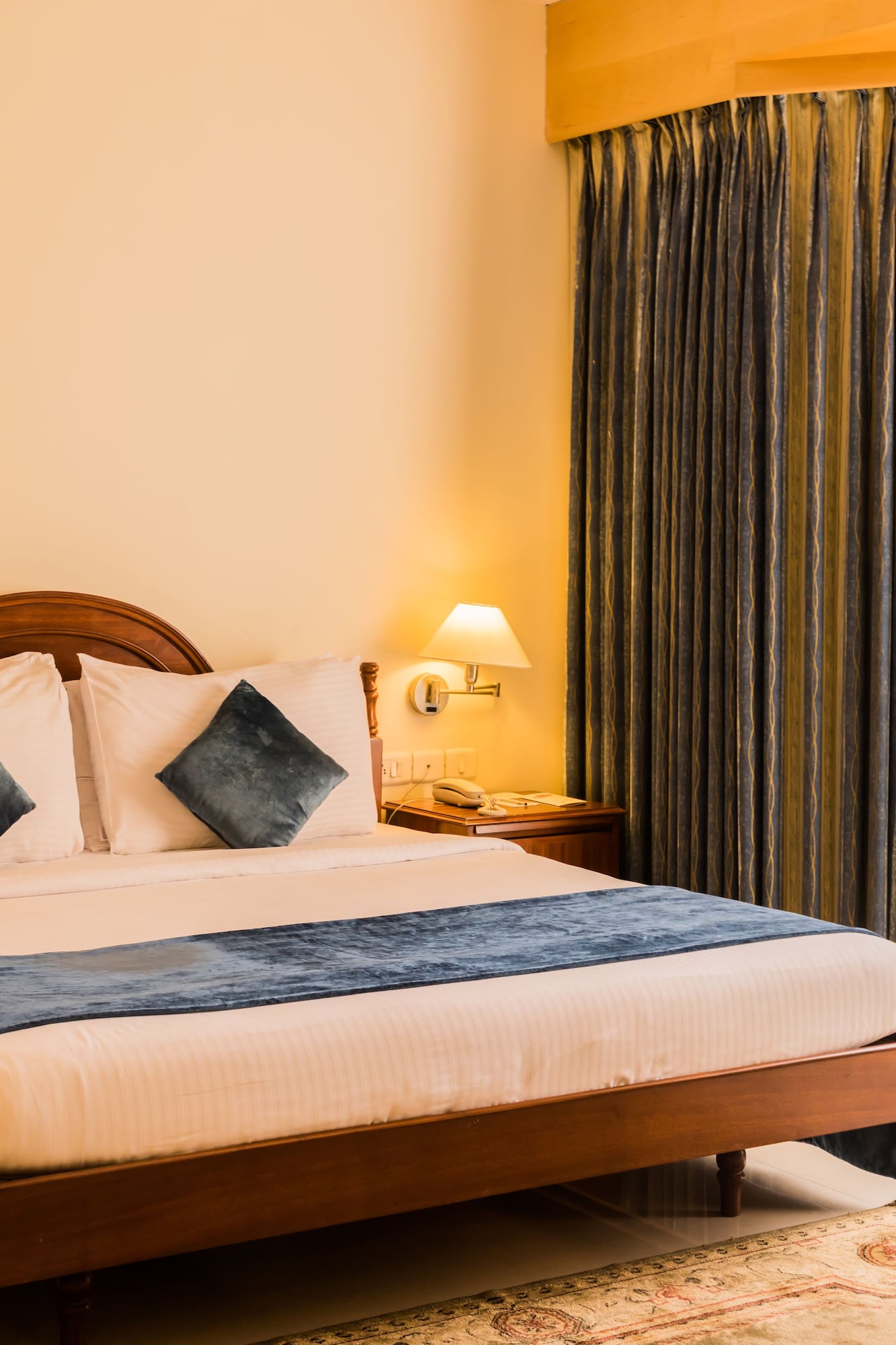SUITE, KING BED