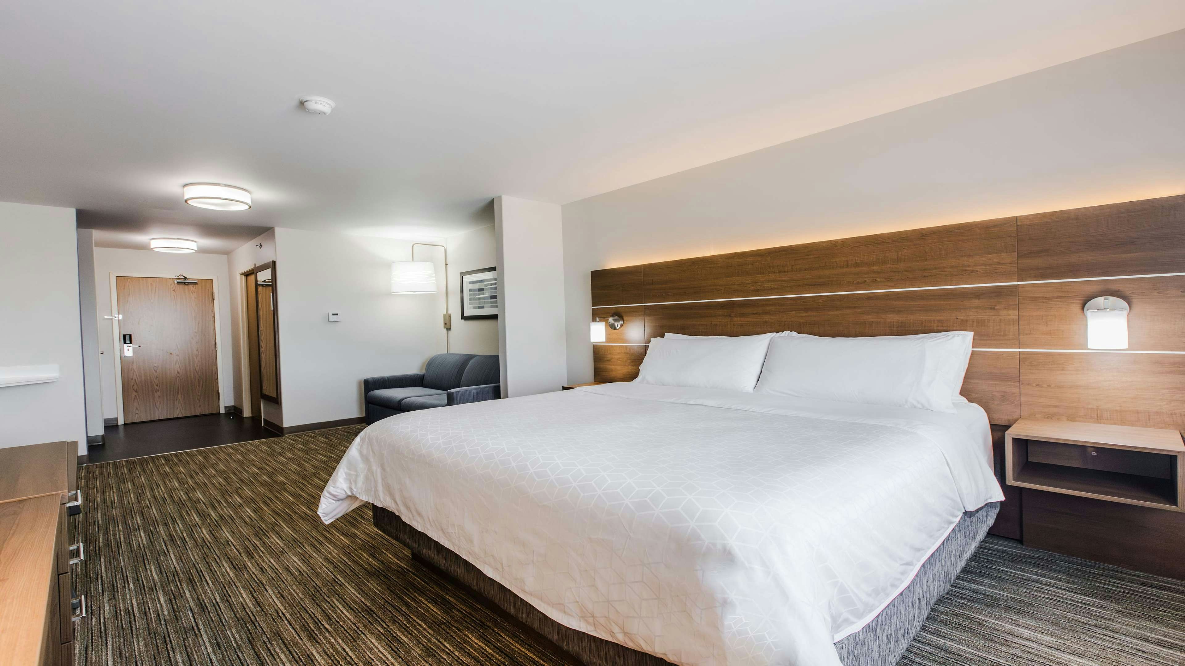Holiday Inn Express Suites South 17/73