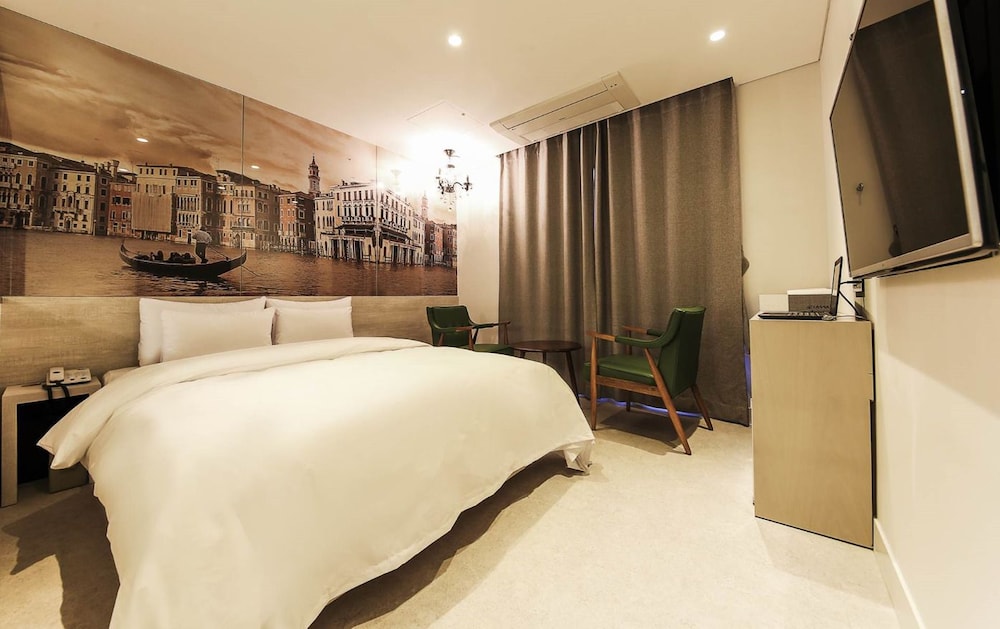 DELUXE, DOUBLE BED